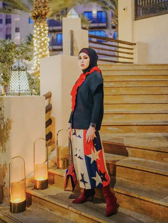 <p>Kali ini, ia berhasil hadirkan motif yang begitu penuh dengan pernyataan. Nuansa hitam dan merah disertai aksen bintang menambah kesempurnaan pada gayanya. [Foto: Instagram/ azrinazmazharhakim]</p>