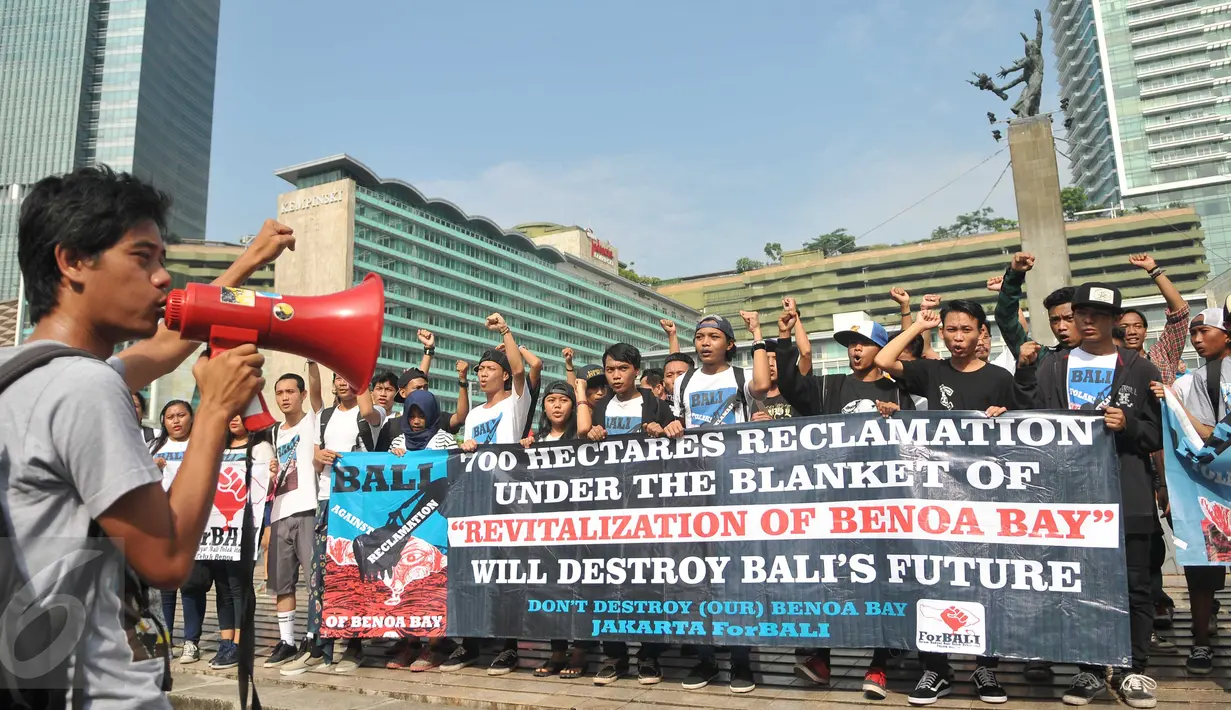 Kelompok yang tergabung dalam 'For Bali' melakukan orasi saat Car Free Day (CFD) di Bundaran HI, Jakarta, Minggu (10/4). Mereka menolak rencana reklamasi Teluk Benoa menyusul adanya wacana proyek tersebut akan berjalan terus. (Liputan6.com/Gempur M Surya)