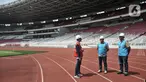 General Manager PLN Unit Induk Distribusi Jakarta Raya Doddy B.Pangaribuan (tengah) didampingi Kepala Divisi Pembangunan dan Pemeliharaan GBK David Prastyan (kiri) dan petugas mengecek ketersediaan listrik di Stadion Utama Gelora Bung Karno, Senayan, Jakarta, Kamis (12/1/2023). Jelang perhelatan Piala Dunia U-20 di Indonesia yang diikuti 24 negara, PLN Unit Induk Distribusi (UID) Jakarta Raya memastikan ketersediaan pasokan listrik aman sebanyak 4 lapis dengan daya terpasang di SUGBK yaitu 5540 kVA dan back up UPS 1000 kVA. (merdeka.com/Iqbal S Nugroho)
