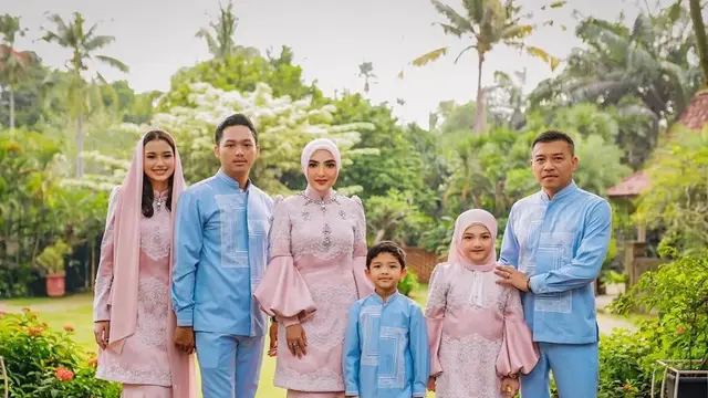 Sarah Menzel Pakai Hijab