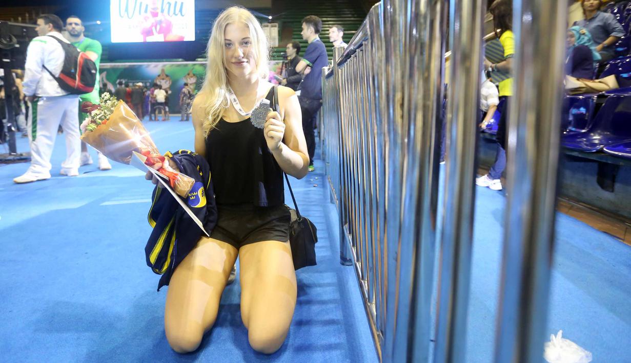 Atlet Wushu Asal Swedia, Elin Oberg usai merai medali perak pada Cabang Sanda Kejuaraan Dunia Wushu 2015 di Istora, Senayan, Jakarta,Rabu (18/11/2015). (Bola.com/Nicklas Hanoatubun)