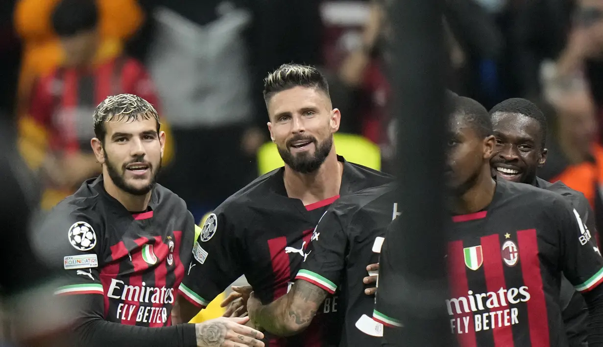 Penyerang AC Milan, Olivier Giroud melakukan selebrasi dengan rekan setimnya usai mencetak gol kedua timnya ke gawang FC Salzburg pada pertandingan lanjutan Grup E Liga Champions di stadion San Siro di Milan, Italia, Kamis (3/11/2022). Giroud mencetak dua gol dan mengantar Milan menang atas Salzburg 4-0.  (AP Photo/Luca Bruno)