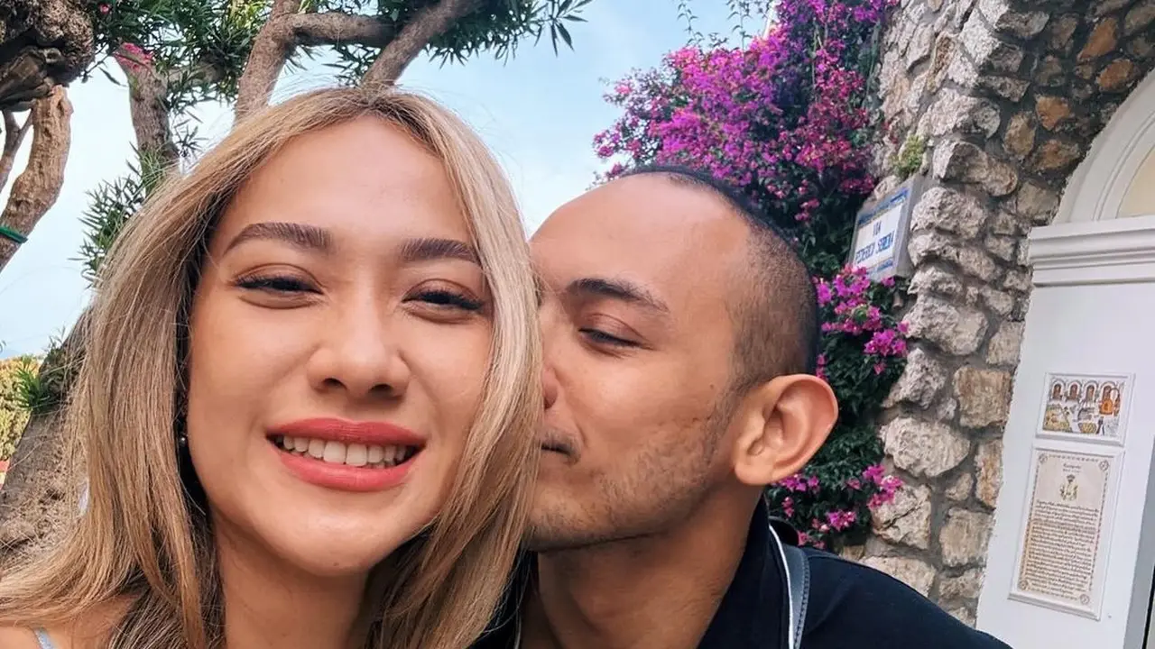 6 Gaya Musim Panas BCL Padukan Tanktop dan Bralette dengan Tas Dior Rp56 Jutaan saat Honeymoon Bareng Tiko Aryawardhana di Italia