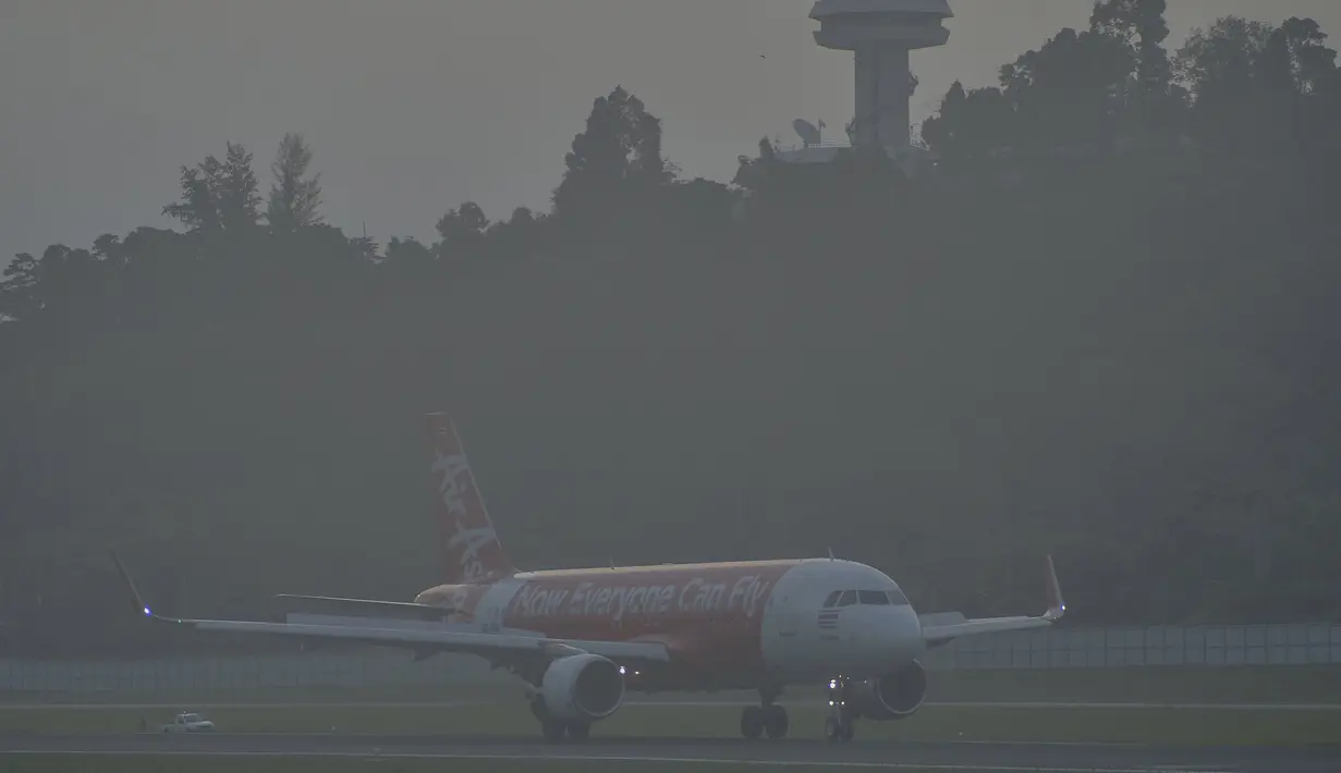 Kabut asap menyelimuti pesawat komersil yang berada di Bandara International Phuket, Thailand, Jumat (9/10). 7 provinsi di daerah selatan Thailand terkena imbas kabut asap Indonesia, namun kondisi di Phuket yang paling parah.(REUTERS/Sooppharoek Teepapan)