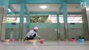Pengurus Masjid Pekojan menyiapkan bubur India untuk menu buka puasa di serambi masjid, Semarang, Jawa Tengah, Kamis (17/5 ). Bubur India sebagai menu berbuka puasa di masjid ini sudah berjalan seabad lalu. (Liputan6.com/Gholib)