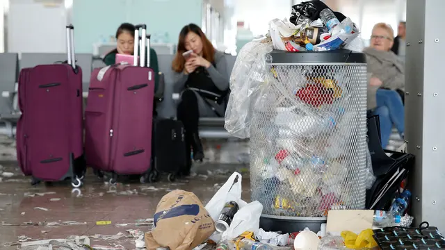 20161201-Petugas Kebersihan Mogok, Bandara di Spanyol Penuh Sampah-Barcelona