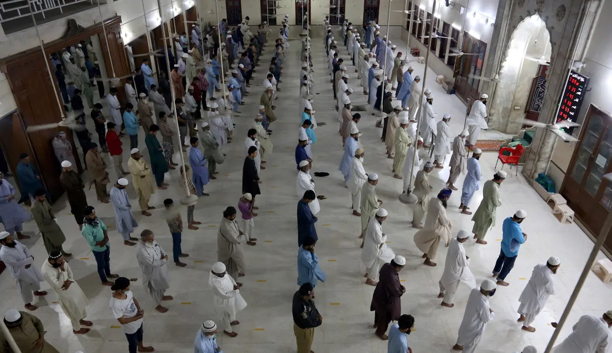 Umat Muslim melaksanakan Salat Malam di sebuah masjid di Karachi, Pakistan, Minggu, (19/4/2020). Pemerintah Perdana Menteri Pakistan Imran Khan tunduk pada tuntutan para pemimpin agama dan setuju untuk menjaga masjid tetap terbuka selama bulan puasa Ramadan. (AP Photo/Fareed Khan)