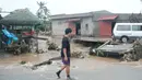 Banjir bandang terjadi setelah Badai Tropis Trami, yang secara lokal dinamai Kristine, menurunkan hujan lebat di kota Libon, provinsi Albay, Filipina. (AP Photo/John Michael Magdasoc)
