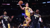 Point guard Los Angeles Lakers, Lonzo Ball, terancam absen hingga pramusim NBA 2017/2018 usai karena cedera pergelangan kaki. (Bola.com/Twitter/Lakers)