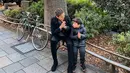 Nikita Mirzani tampil kompak dengan sang anak, Azqa Raqila mengenakan setelan hitam saat berlibur di Tokyo, Jepang pada awal tahun 2019. Keduanya terlihat manis dengan pose candidnya. (Liputan6.com/Instagram/nikitamirzanimawardi_17)