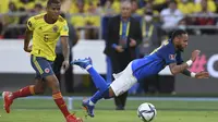 Gelandang Kolombia Wilmar Barrios (kiri) berebut bola dengan penyerang Brasil Neymar pada Kualifikasi Piala Dunia 2022 zona Amerika Selatan di Stadion Roberto Melendez, Senin (11/10/2021) dinihari WIB. Brasil ditahan imbang Kolombia 0-0. (JUAN BARRETO / AFP)