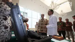Kepala Bapetan Jazi Eko Istiyanto didampingi Laksda TNI I Nyoman Nesa melihat pameran ancaman keamanan nuklir dalam acara Konferensi Informasi Pengawasan (Korinwas) Bapetan di Jakarta, Rabu (25/10). (Liputan6.com/Angga Yuniar)