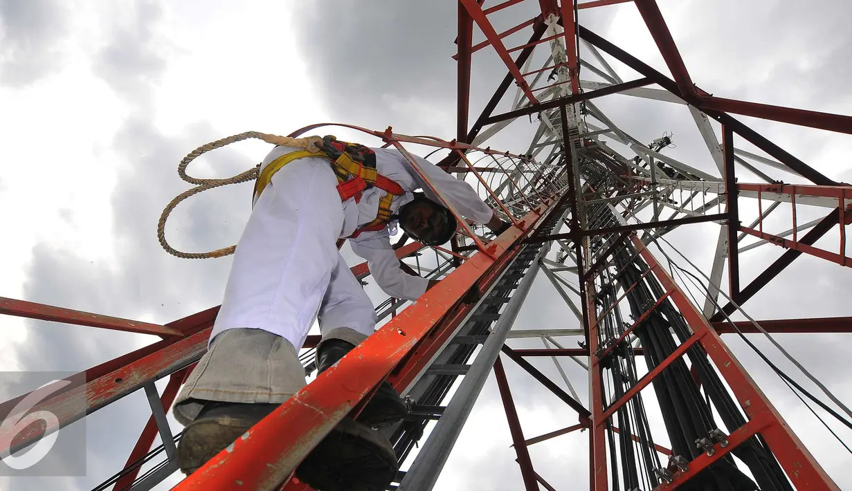 Teknisi turun dari menara jaringan telekomunikasi usai melakukan perawatan, Jakarta, Rabu (2/11). Pemerintah berharap masyarakat akan semakin dapat menikmati manfaat digital sesuai dengan target pemerintah. (Liputan6.com/Angga Yuniar)