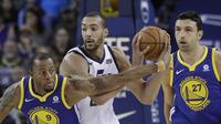 Andre Iguodala (kiri) salah satu bintang yang tersisa di kubu Warriors saat kalah lawan Jazz   (AP Photo/Jeff Chiu)