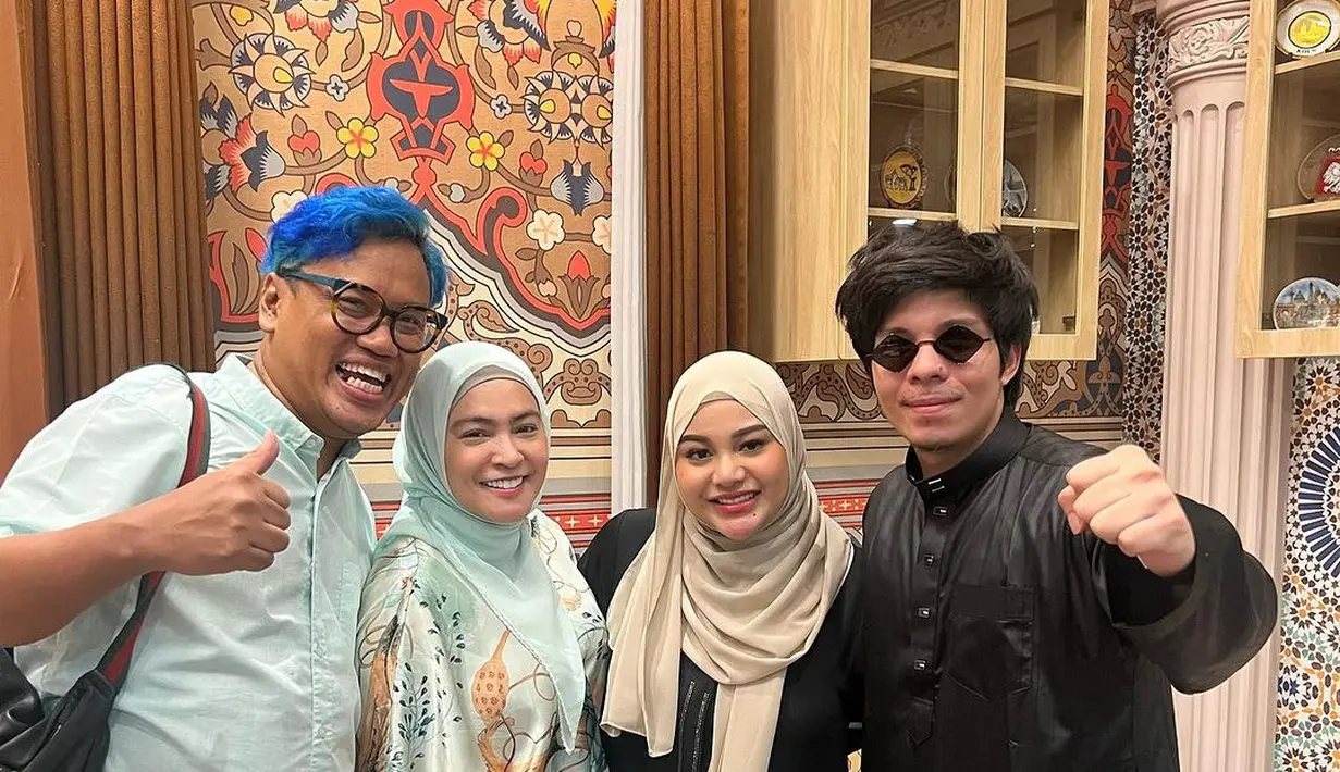 Sang putri, Aurel Hermansyah hadir bersama sang suami, Atta Halilintar mengenakan gamis serba hitam. Aurel pun memadukan gamisnya dengan hijab pashmina nuansa krem. [@astridkuya/@maiaestiatyreal/@aurelie.hermansyah]