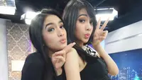 Angel Karamoy berdua dengan adik, Kezia Karamoy (Foto: Instagram/angeelkramaooy)