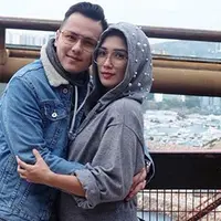Banyak para selebriti kita yang memanfaatkan libur akhir tahun dengan mengunjungi luar negeri. Pada liburan akhir tahun, Ussy Sulistyawati dan Andhika Pratama serta anak-anaknya memanfaatkan liburan ke Hongkong. (Instagram/andhiiikapratama)