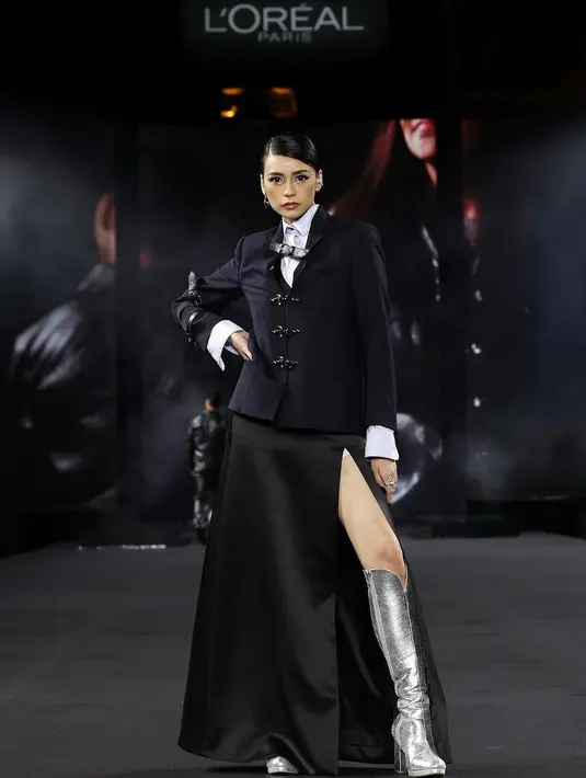 Mengenakan blazer dan inner kemeja, Tamara Dai memadukannya dengan rok berbelahan tinggi. Ia tampil begitu elegan namun formal. (Instagram/tamaradai)