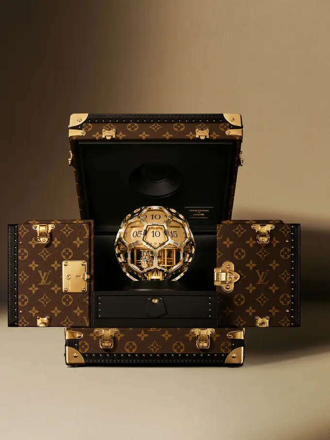 Dihiasi 260 Berlian, Louis Vuitton Rilis Jam Unik Bentuk Bola Emas Satu-satunya di Dunia