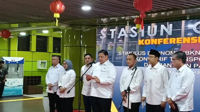 Menteri Koordinator Bidang Perekonomian Airlangga Hartarto dalam konferensi pers di Stasiun Gambir, Jakarta, Selasa (10/2/2026).