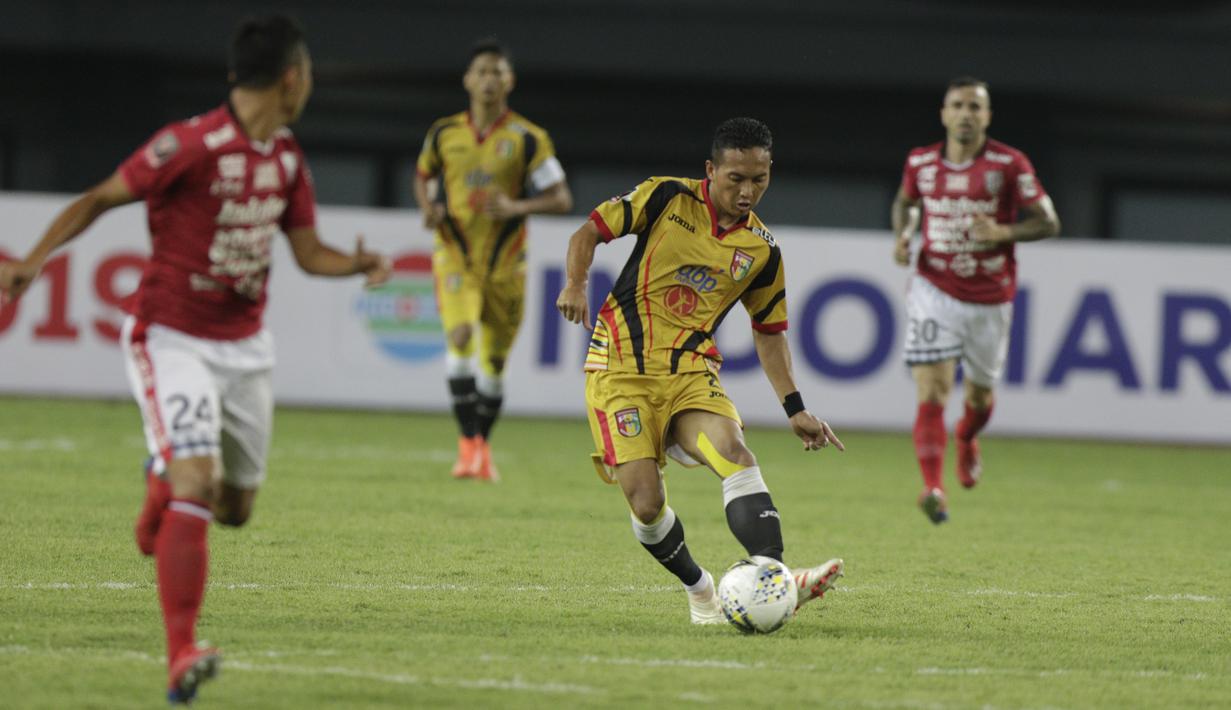 Gelandang Mitra Kukar, Anindito Wahyu, menendang bola saat melawan Bali United, pada laga Piala Presiden 2019 di Stadion Patriot, Jawa Barat, Minggu (3/3). Bali United menang 3-0 atas Mitra Kukar. (Bola.com/M Iqbal Ichsan)
