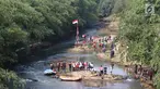 Komunitas Ciliwung Depok mengikuti upacara bendera di Sungai Ciliwung, Jawa Barat, Jumat (17/8). Upacara di tengah aliran Sungai Ciliwung tersebut dalam rangka memperingati HUT ke-73 Republik Indonesia. (Liputan6.com/Immanuel Antonius)