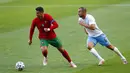 Pemain Portugal Cristiano Ronaldo (kiri) berlari membawa bola melewati pemain Israel Orel Dgani pada pertandingan persahabatan internasional di Stadion Alvalade, Lisbon, Portugal, Rabu (9/6/2021). Portugal menang 4-0. (AP Photo/Armando Franca)