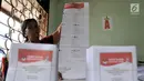 Pekerja menunjukkan surat suara yang terpotong di Gedung Logistik KPU Kota Jakarta Pusat, Jakarta, Selasa (5/3). Per 3 Maret 2019, KPU Kota Jakarta Pusat mencatat sebanyak 1.551 surat suara rusak selama proses pelipatan. (merdeka.com/Iqbal Nugroho)