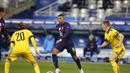 Penyerang Prancis, Kylian Mbappe membawa bola dari kawalan dua pemain Swedia, Emil Krafth dan Kristoffer Olsson pada pertandingan UEFA Nations League di stadion Stade de France di Saint-Denis, Paris (17/11/2020). Prancis menang atas Swedia 4-2. (AP Photo/Francois Mori)