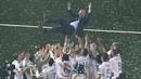 Para pemain Real Madrid melemar Zinedine Zidane saat merayakan keberhasilan meraih trofi Liga Champions 2018 di Santiago Bernabeu stadium, (27/5/2018). Zinedine mundur sebagai pelatih Madrid 31 Mei 2018. (AFP/Gabriel Bouys)