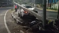 Mobil Hantam Tiang Listrik di Pluit Utara (Akun X TMC Polda Metro Jaya)