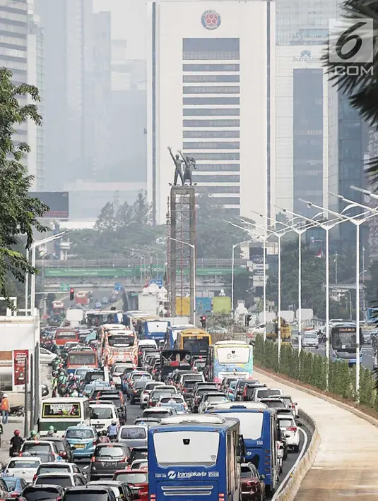 Patung Selamat Datang Bundaran HI terlihat jelas di jalan MH. Thamrin, Jakarta, Rabu (1/8). Sebelumnya Gubernur DKI Jakarta telah memutuskan untuk menurunkan JPO Budaran HI dan menggantinya dengan Pelican Cross baru-baru ini. (Liputan6.com/Faizal Fanani)