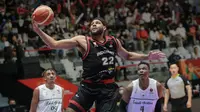 Pebasket Indonesia, Marques Tarell Bolden berusaha mencetak poin saat matchday pertama Grup A FIBA Asia Cup 2022 antara Timnas Arab Saudi melawan Timnas Indonesia di Istora Senayan, Jakarta, Selasa (12/07/2022). (Bola.com/Bagaskara Lazuardi)