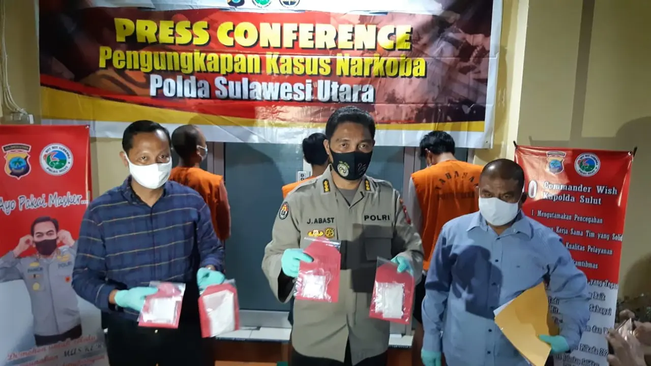Arnold didampingi Dirresnarkoba Polda Sulut AKBP Indra Lutrianto Amstonodan, Kasubdit 3 Ditresnarkoba AKBP Denny Pusungulaa, Kamis malam (24/9/2020).