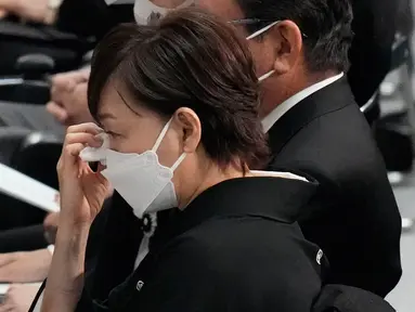 Akie Abe, istri mantan Perdana Menteri Jepang Shinzo Abe, menyeka air mata saat pemakaman kenegaraan suaminya di Nippon Budokan, Tokyo, Jepang, Selasa (27/9/2022). Mantan Perdana Menteri Jepang itu tewas setelah ditembak oleh seorang pria ketika sedang berpidato dalam sebuah acara kampanye di Nara, Jepang, 8 Juli 2022 lalu. (AP Photo/Eugene Hoshiko via Pool)