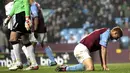 Aston Villa&#039;s Steve Sidwell (R) reacts to another missed goal during a Premiership match against Fulham at Villa Park, in Brimingham, on November 29, 2008. The match ended 0-0. AFP PHOTO/Leon Neal