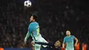 Pemain Paris Saint Germain,  Marco Verratti (bawah) berusaha menghadang Lionel Messi pada babak 16 besar Liga Champions di Parc des Princes Stadium, Paris (14/2/2017). Barcelona kalah 0-4. (EPA/Etienne Laurent)
