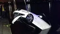Handphone Buat Petaka, Mobil Nyemplung ke Danau