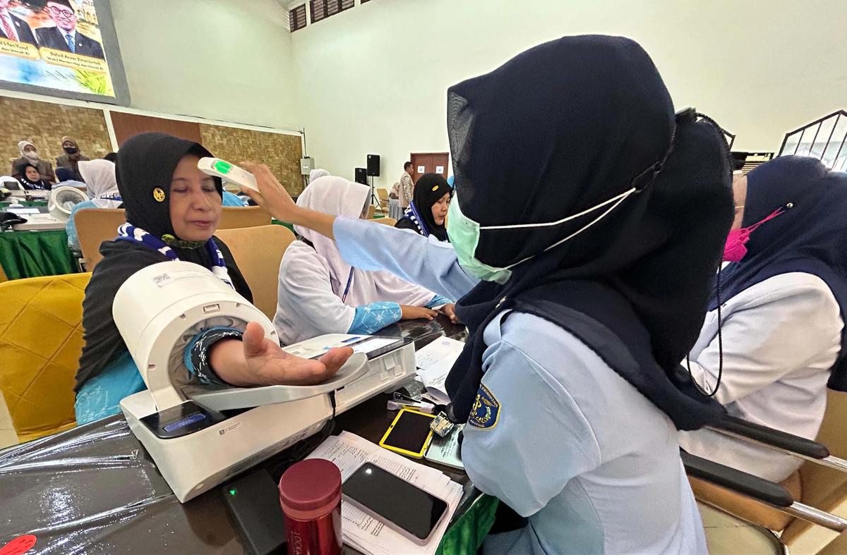 FOTO: Kloter Pertama Jemaah Haji Jakarta Mulai Masuki Asrama Pondok Gede