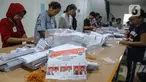 Pekerja menyortir dan melipat surat suara Pilkada DKI Jakarta 2024 di Gudang Logistik Komisi Pemilihan Umum (KPU) Jakarta Pusat, Rabu  (23/10/2024). (Liputan6.com/Angga Yuniar)
