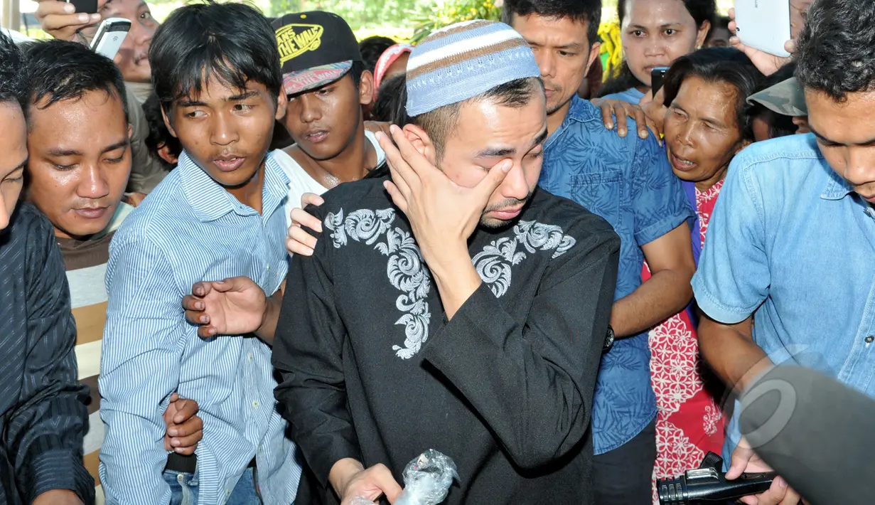 Raffi Ahmad terlihat menangis saat mendatangi makam Olga Syahputra di TPU Malaka, Pondok Kelapa, Jakarta, setibanya di Tanah Air dari perjalanan ibadah umrah, Selasa (31/3/2015). (Liputan6.com/Panji Diksana) 