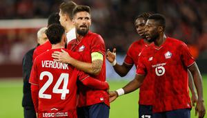 Pemain LOSC Lille, Calvin Verdonk (kiri) ikut merayakan gol yang dicetak oleh Olivier Giroud dalam laga Liga Europa 2025/2026 melawan SK Brann di Stade Pierre-Mauroy in Villeneuve-d'Ascq, Prancis, Kamis (25/09/2025) waktu setempat. (AP Photo/Jean-Francois Badias)