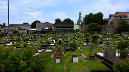 Suasana salah satu Tempat Pemakaman Umum (TPU) yang ada di Jakarta pada Rabu (5/11/2025). Di wilayah Jakarta Selatan, contohnya, dari total 18 TPU, 17 di antaranya dilaporkan sudah tidak lagi menerima jenazah baru untuk makam tunggal. Beberapa TPU besar di Jakarta Selatan seperti Tanah Kusir, Menteng Pulo, Jeruk Perut, Kebagusan, dan Tanjung Barat, kapasitasnya sudah mencapai lebih dari 95 persen atau bahkan penuh total. (Kapanlagi.com/Budy Santoso)