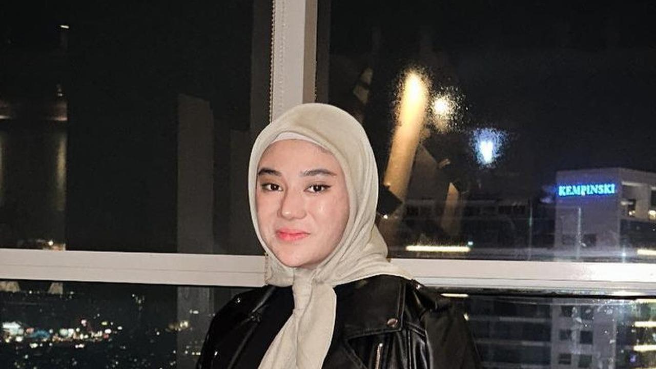Clara Shinta Tetap Modis dengan Hijabnya
