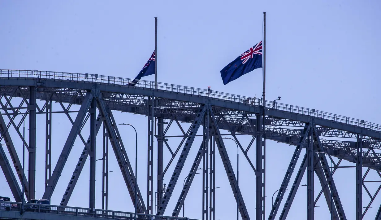 Bendera Selandia Baru berkibar setengah tiang di atas Jembatan Pelabuhan Auckland saat Selandia Baru berkabung atas kematian Ratu Elizabeth II, Jumat (9/9/2022). Rencananya proses pemakaman Ratu Elizabeth II akan berlangsung selama 10 -12 hari. (Michael Craig/New Zealand Herald via AP)