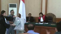 Jaksa Penuntut Umum membeberkan benda-benda yang melekat pada jasad Angeline (Liputan6.com/ Dewi Divianta)
