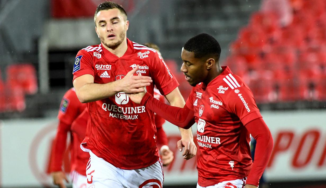Bek Brest, Brendan Chardonnet (kiri) melakukan selebrasi bersama rekan setim usai mencetak gol pertama timnya ke gawang Lyon dalam laga lanjutan Liga Prancis 2020/21 pekan ke-26 di The Francis Le Ble Stadium, Brest, Jumat (19/2/2021). Brest kalah 2-3 dari Lyon. (AFP/Fred Tanneau)