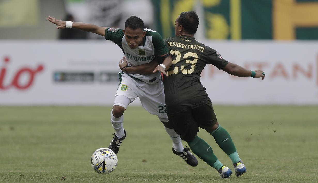 Gelandang Persebaya, Riza Maulana, berusaha melewati hadangan pemain Tira Persikabo pada laga Piala Presiden 2019 di Stadion Si Jalakl Harupat, Soreang, Bandung, Selasa (12/3). Persebaya bermain imbang 0-0  atas Tira Persikabo. (Bola.com/Yoppy Renato)