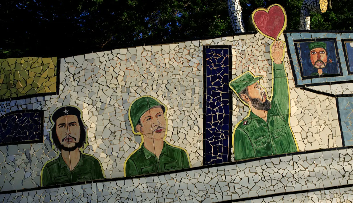 Jose Fuster juga membuat mosik bergambar Ernesto " Che " Guevara, Presiden Kuba Raul Castro dan mantan presiden Kuba Fidel Castro di dinding, desa Jaimanitas, Havana, Kuba, (14/7). (REUTERS / Enrique de la Osa)