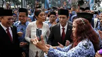 Menteri Pendidikan dan Kebudayaan (Mendikbud) Nadiem Makarim didampingi istri Franka Franklin usai mengikuti Upacara Peringatan HUT PGRI ke-74 dan Hari Guru Nasional 2019 di Kemendikbud, Jakarta, Senin (25/11/2019). (Liputan6.com/Johan Tallo)